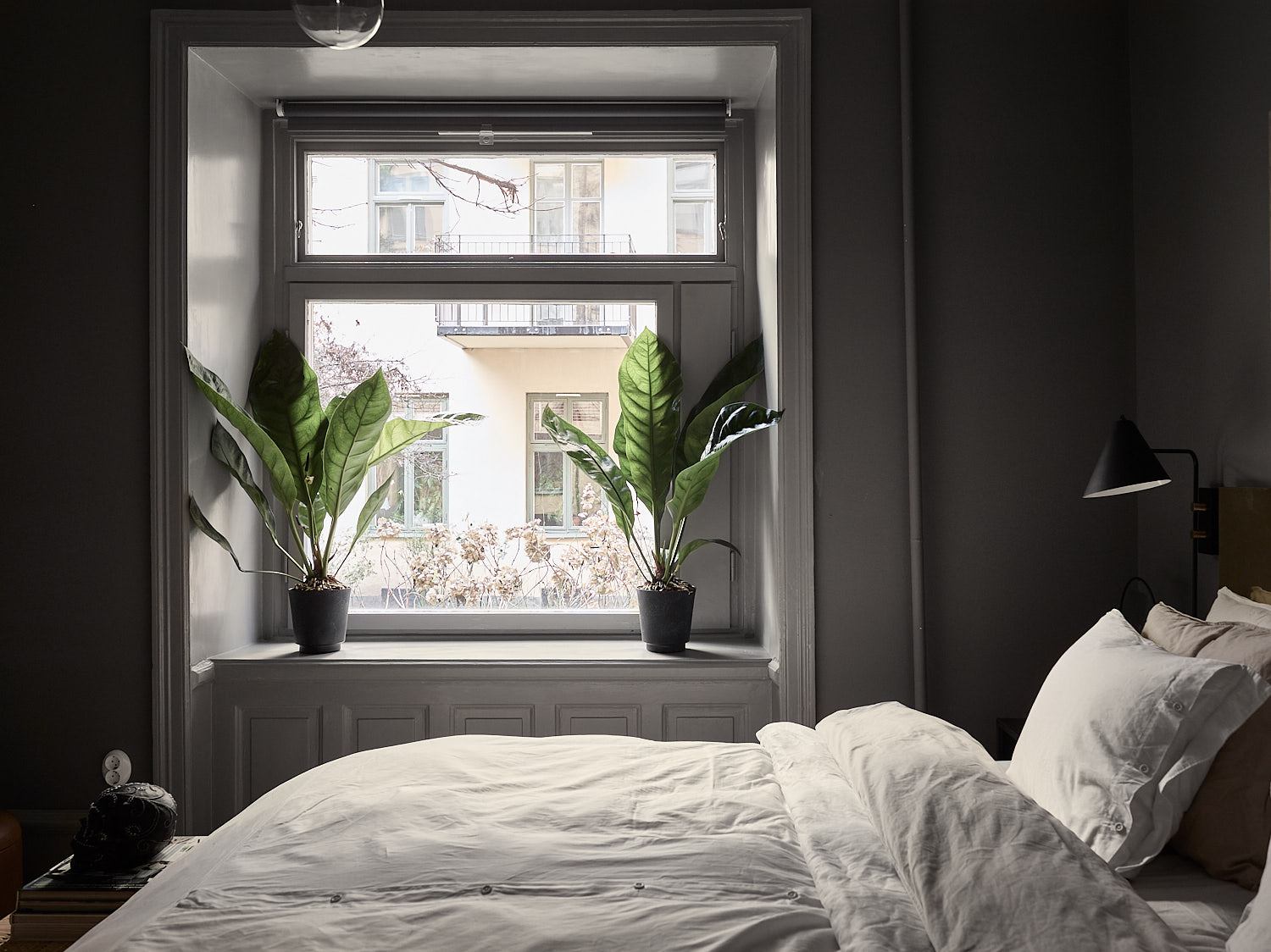 живые комнатные цветы в темной спальне светлое постельное белье фото стиль дизайн интерьер