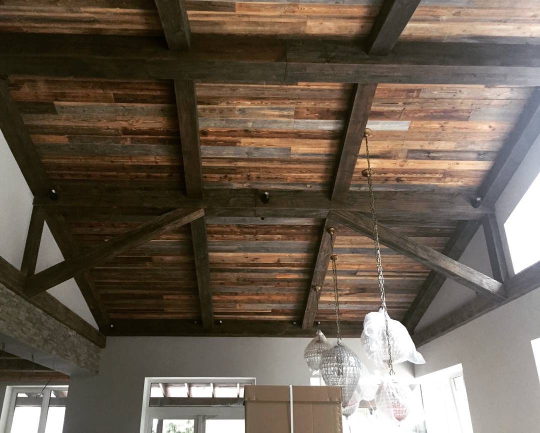 Потолок деревянный