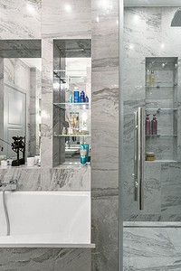Продуманный дизайн ванной комнаты в сером цвете