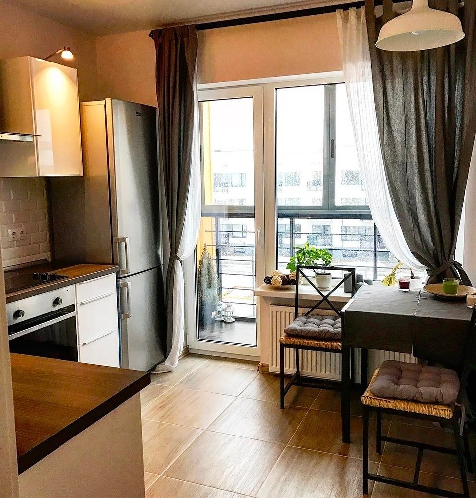 Дизайн кухни с балконом в квартире (69 фото)