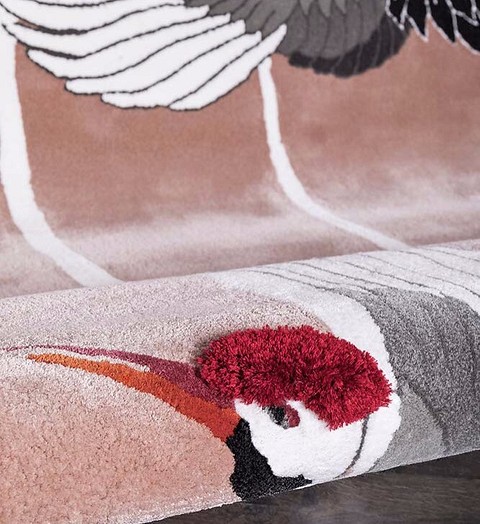 Hedvábný koberec Heron s ptačími vzory bude skvělým akcentem v moderním interiéru a skvěle zapadne do honosného art deca.