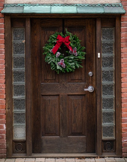 Крепление новогоднего венка на входные двери