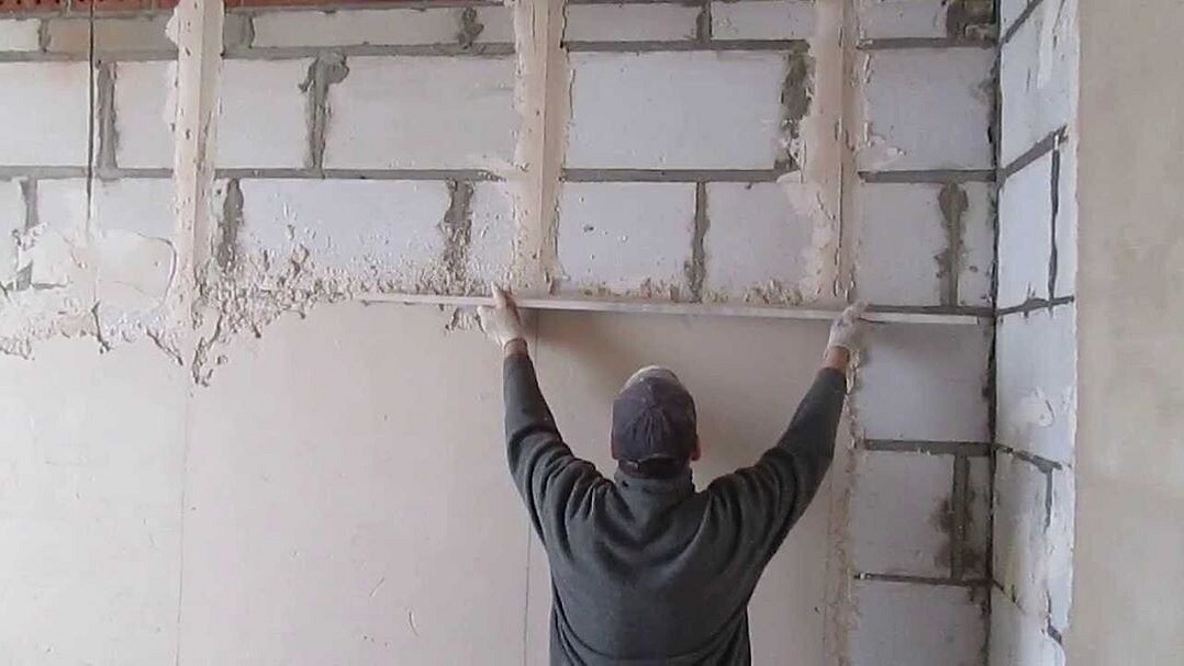Как штукатурить стены своими руками новичку: видео инструкции и некоторые советы