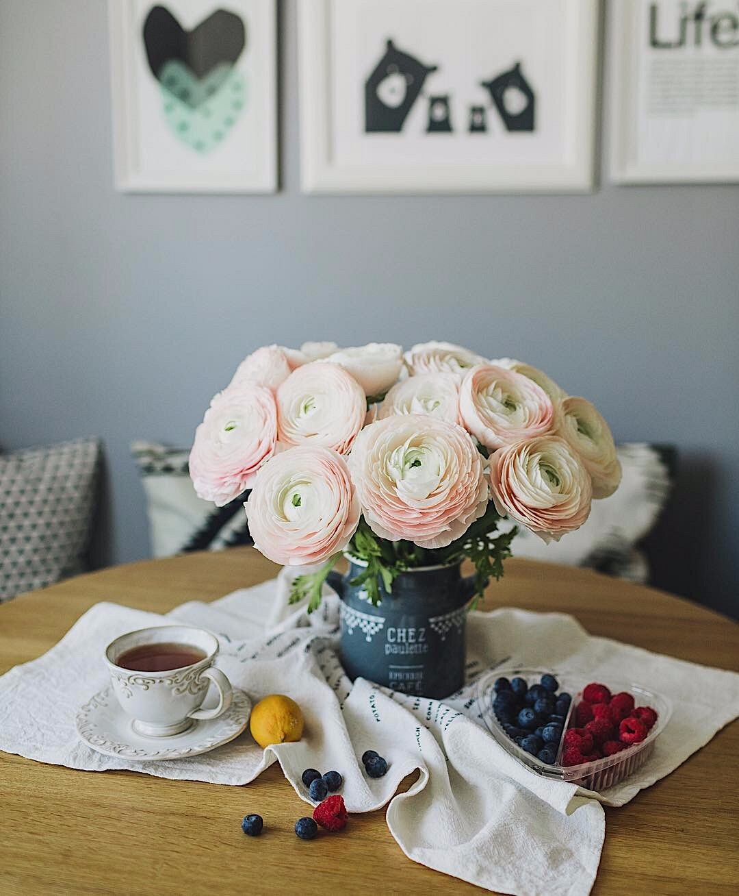 Цветы на кофейном столике