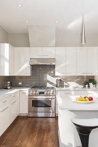 Практичная или красивая: все об интерьере кухни с фасадами «белый глянец»