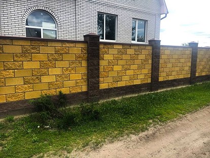 Цветные еврозаборы в Запорожье; покраска бетонных заборов по технологии Мокрый камень