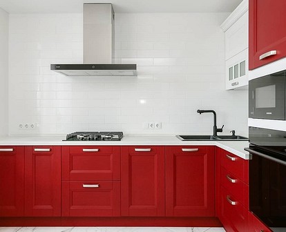 Красный цвет в оформлении кухни: преимущества использования, идеи дизайна
