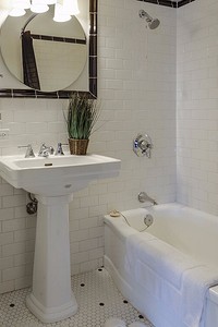 Как выбрать сантехнику для маленькой ванной комнаты: подробный гид
