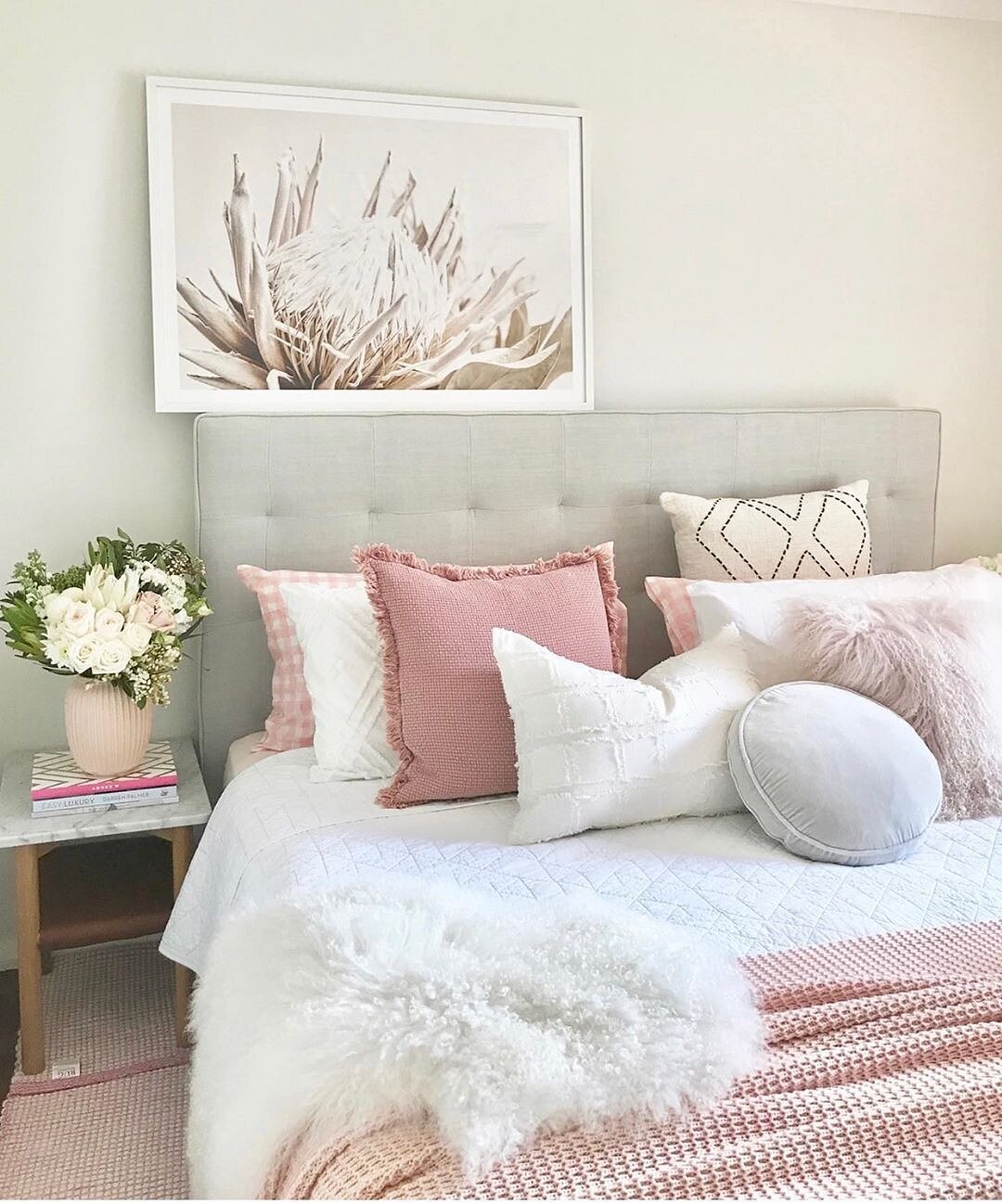 Декоративные подушки на кровать в интерьере фото