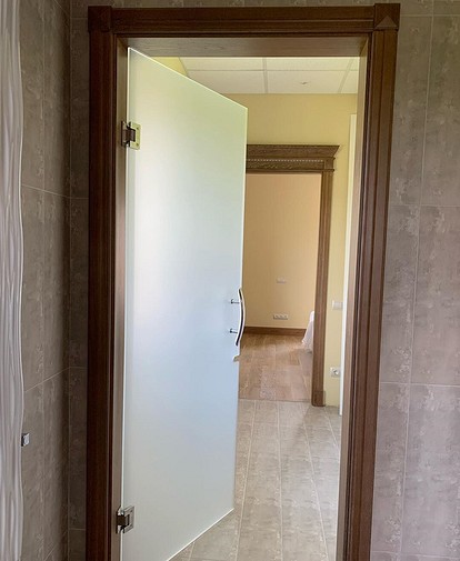 Какие двери ставят в ванную комнату: фото и варианты выбора
