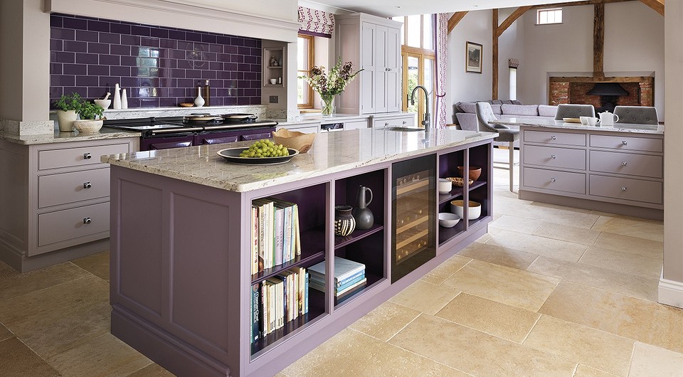 Фиолетовый цвет в интерьере кухни — 5 секретов применения