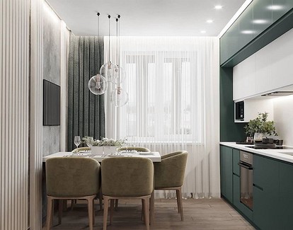 Белая кухня с зелеными стульями