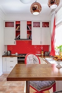 Как оформить дизайн красно-белой кухни: актуальные советы и антипримеры