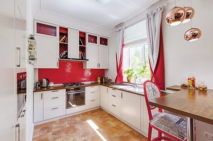 Дизайн кухни в красно-белом цвете