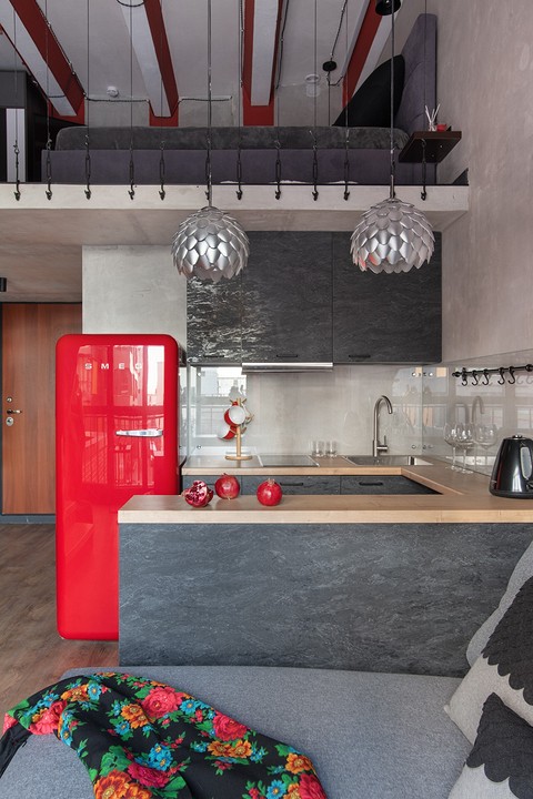 Кухня-гостиная четко зонирована мебелью. Яркий холодильник Smeg — один из важных героев интерьера, он привносит свой шарм и узнаваемость. 