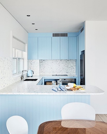 Значение белого и синего цветов в дизайне кухни