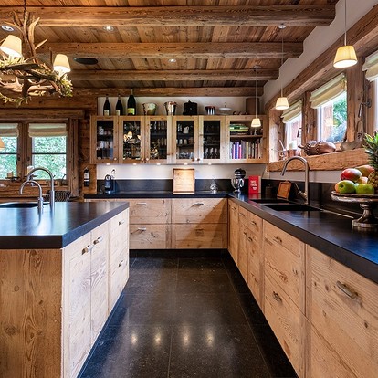 кухня шале | Rustic kitchen design, Ranch house kitchen, Rustic kitchen cabinets
