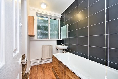 Чем отделать стены и пол в ванной: 12 вариантов вместо плитки | paraskevat.ru