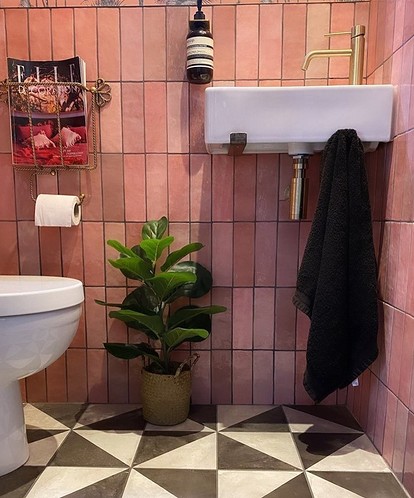 4 способа оформить шкаф в туалете над унитазом (и как делать не стоит)