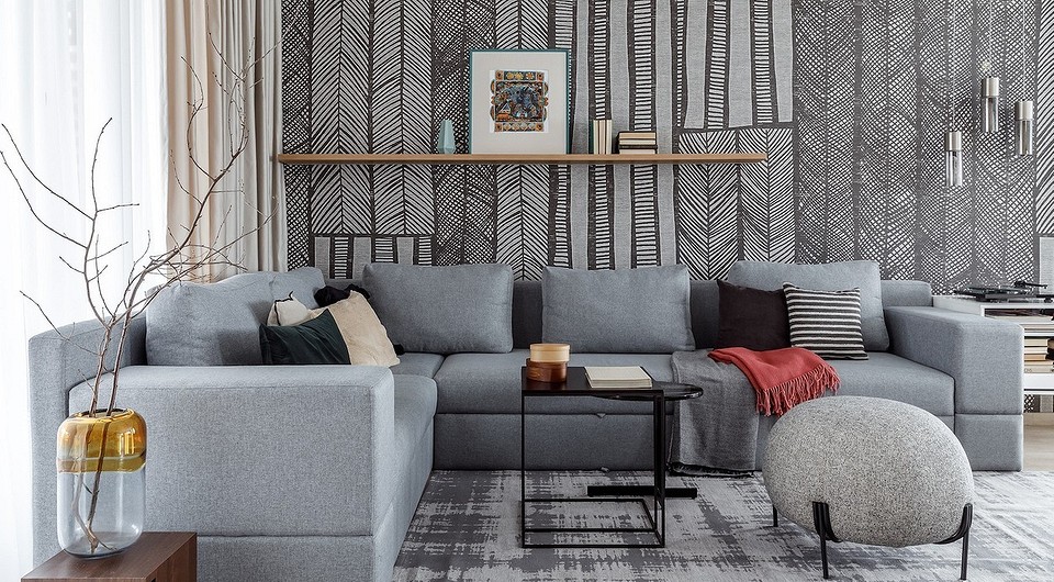 Серый диван и коричневая мебель в интерьере