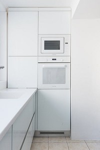 Белая кухня с белой столешницей: 5 вариантов оформления и 50 фото 