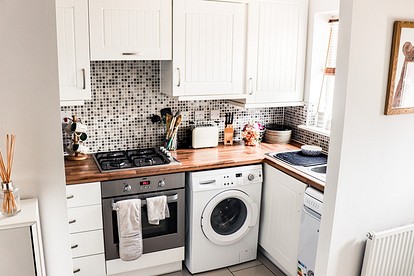 Стиральная и сушильная машина на кухне (63 фото)