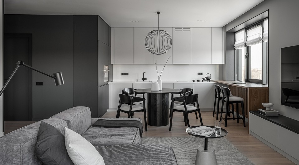 Jak vypadá minimalismus v monochromatickém provedení: příklad bytu s funkčním řešením