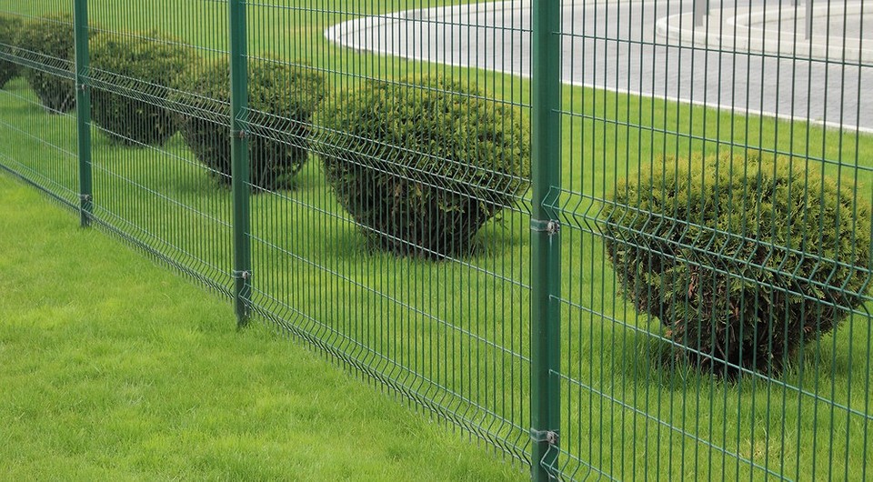 Как выбрать дешёвый и красивый забор для дачи