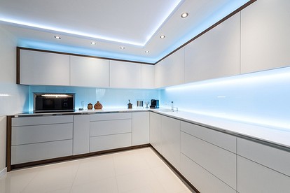 Светодиодная лента на кухню под шкафы: инструкция по установке, советы