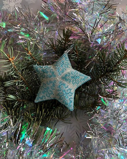 Праздничное настроение в 2024 году: идеи украшения новогодней елки
