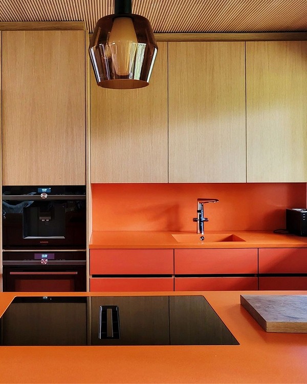 Оранжевый гарнитур на кухне
