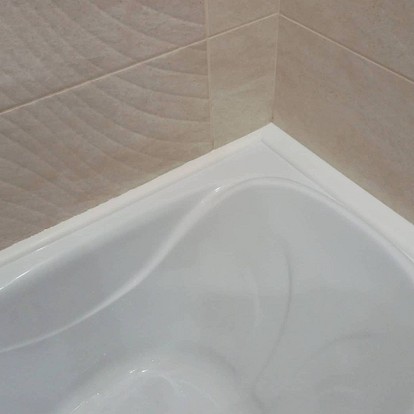 Установка керамического бордюра на стены над ванной