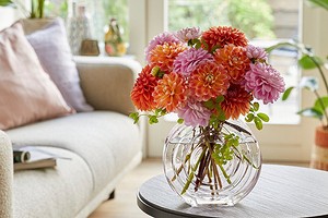 Как продлить жизнь букету в вазе: советы по подготовке и уходу для роз, тюльпанов и других цветов