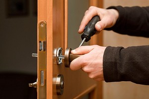 Как снять дверную ручку межкомнатной двери: инструкции для 3 типов фурнитуры