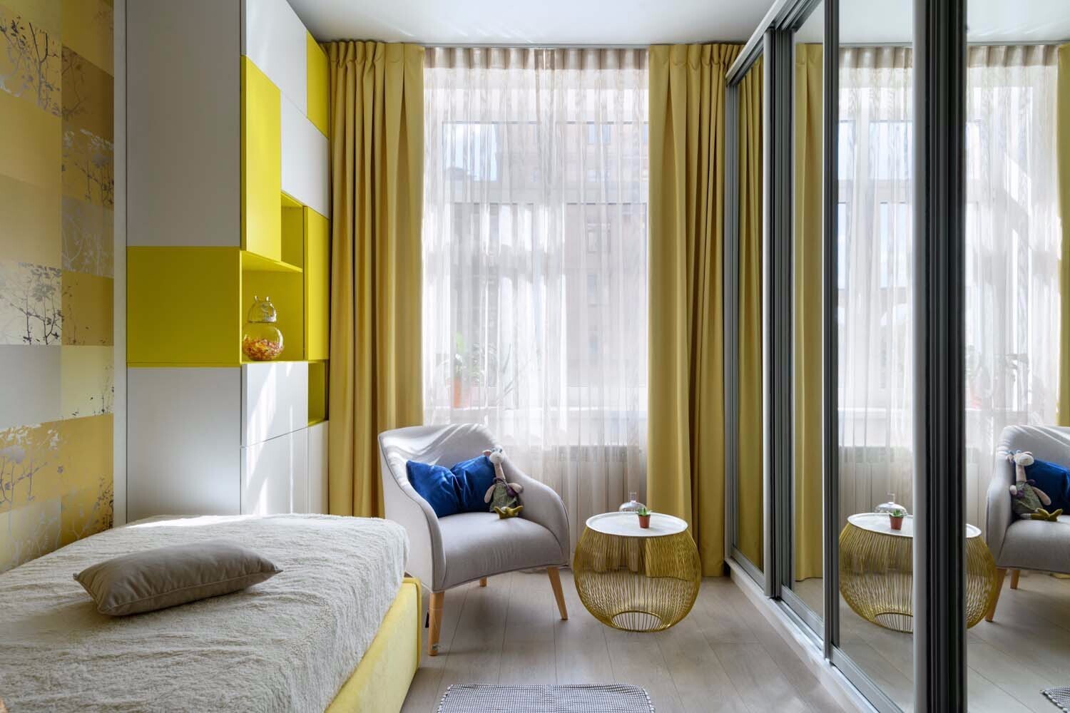 Детская комната серая с желтыми шторами