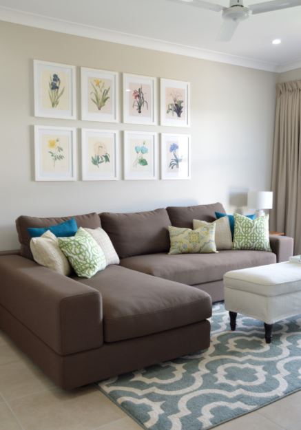 9 способов задекорировать диван и украсить стену над ним - магазин мебели Dommino
