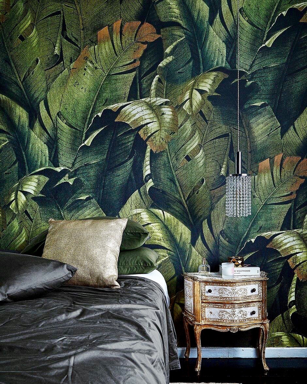 Обои пальмовые листья в интерьере спальни