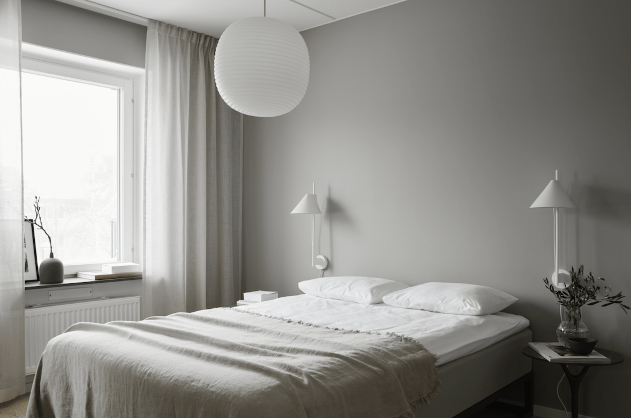 стильная светлая маленькая спальня в скандинавском стиле фото