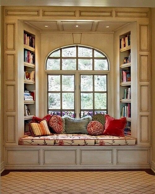 уютный уголок в маленькой квартире место для отдыха и чтения у окна подоконник диван фото