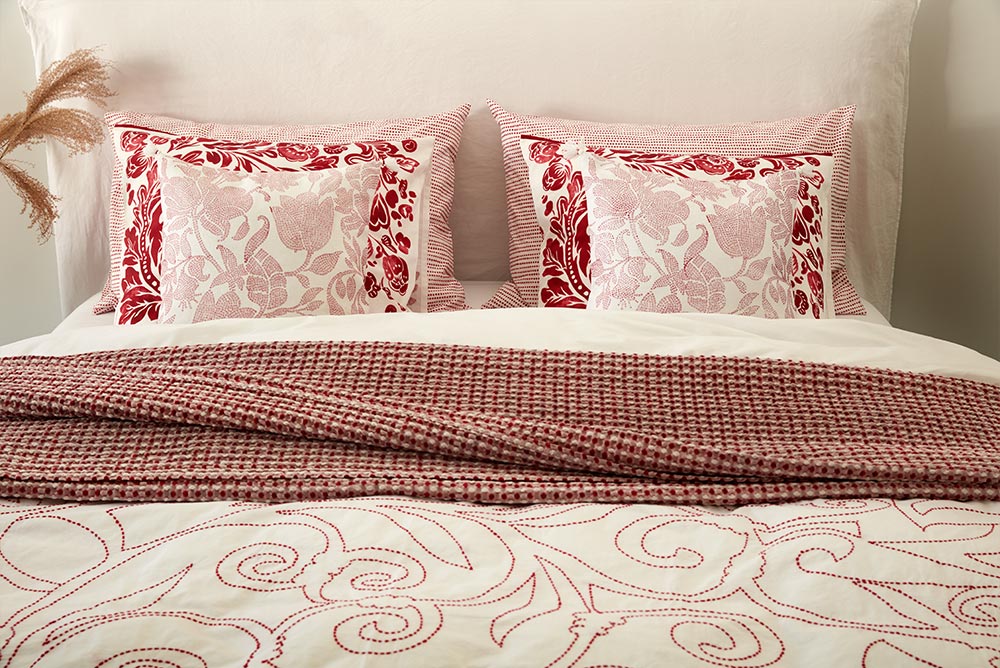 постельное белье растительные принты в интерьере спальни стиль дизайн фото