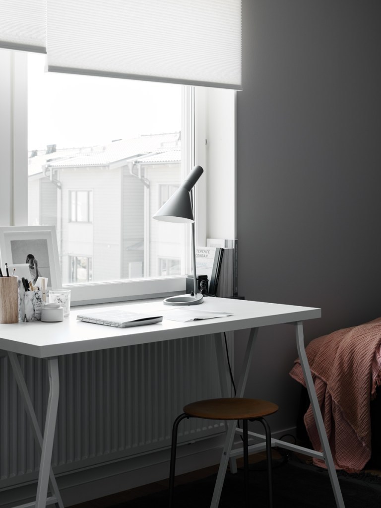 Рабочее место в спальне у окна: 7 стильных идей с фото