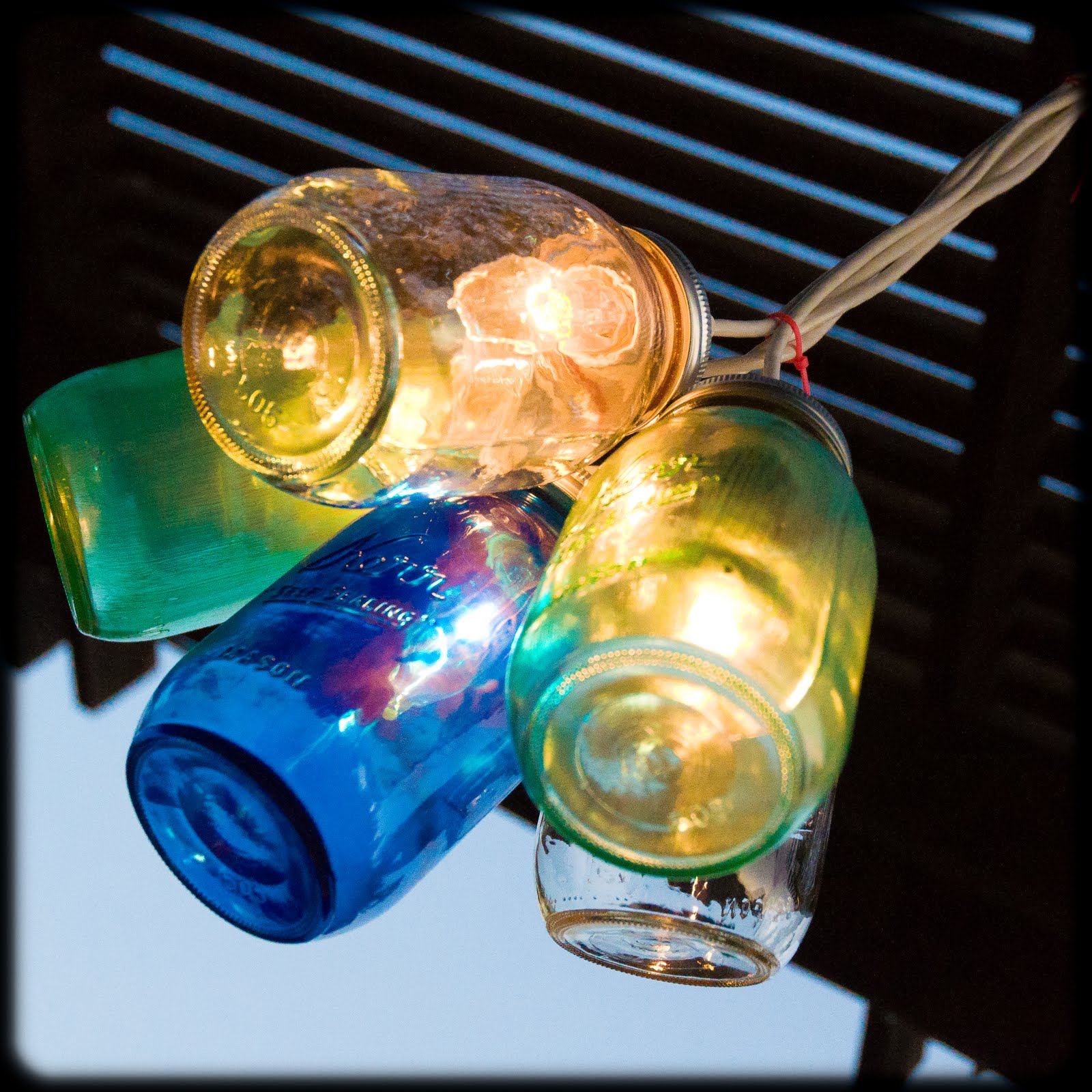 Декор из стеклянных бутылок своими руками: 8 идей, как использовать бутылки в интерьере