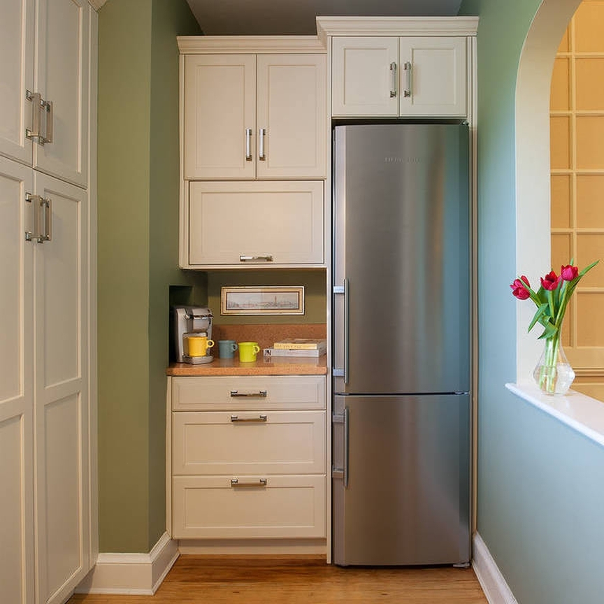 Холодильник в комнате дизайн