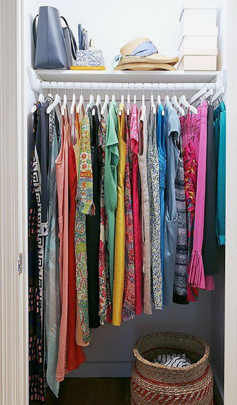Вертикальное хранение одежды в шкафу на полках