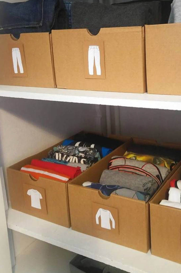 вертикальное хранение одежды на полках в шкафу