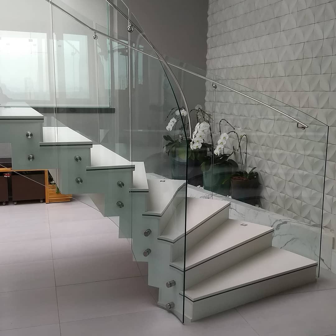 Лестница для дома с прозрачными перилами